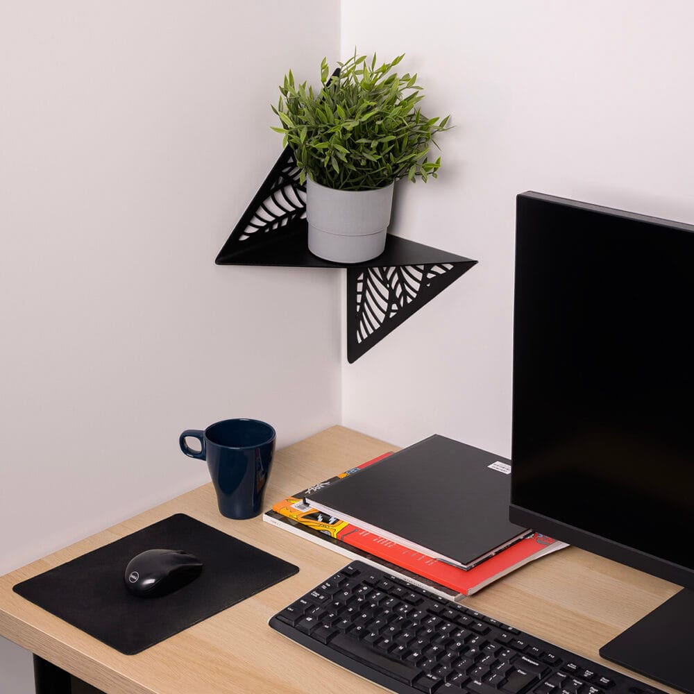 Metalowa półka narożna w minimalistycznym wnętrzu